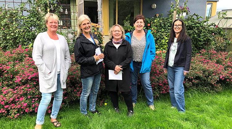 Mer biologisk mångfald önskas av Anna Brandeby-Harström (nummer två från vänster), Ylva, Kari, Marie och Yvonne från BRF Strömslund.