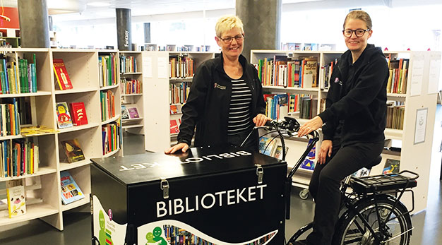 Vaktmästare Karin Karlsson och ungdomsbibliotekarie Anna Jakfors visar gärna upp cargobiken