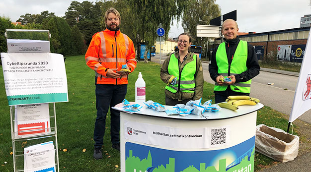 Hållbarhetsstrateg Fia Johannesen flankerad av projektledare Andreas Emanuelsson och energisamordnare Patrik Dokken under Trafikantveckan i Trollhättan, där förbipasserande cyklister bjöds på frukost. 