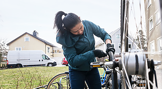 Kvinna reparerar en cykel