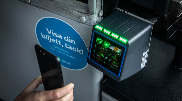 Digital seniorbiljett, mobil riktas mot avläsare 