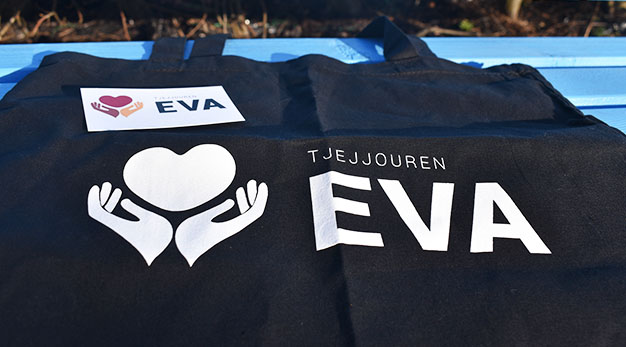 Bild på tygpåse med logotypen för Tjejjouren Eva
