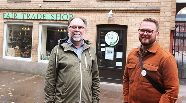 Peter Göthblad och Marcus Pallvid framför Fairtrade Shop som drivs av Svenska kyrkan i Trollhättan