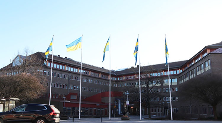 Ukrainska flaggan utanför stadshuset