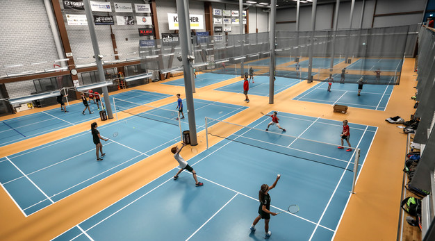 Innovatumhallen, människor som spelar badminton.