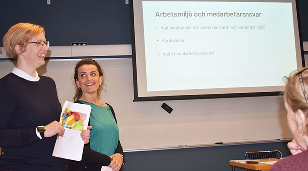 Verksamhetspedagogerna Maria Eriksson och Ljuljeta Pllana introducerar kandidater som ska hjälpa i Trollhättans Stads omsorgsverksamheter.