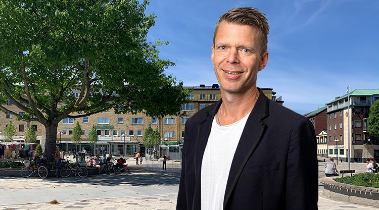 Person med torgbild i bakgrunden
