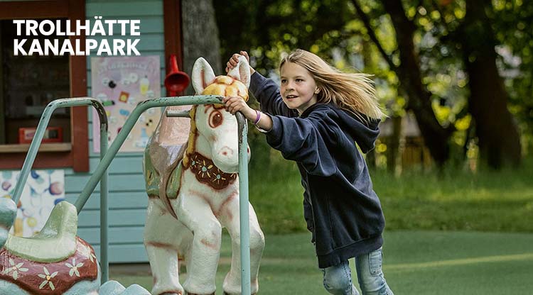 Bild på flicka i tivolipark med logotype Trollhätte kanalpark