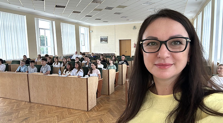Nataliia Forosenko (bilden) berättar att barnen från Fastiv i Ukraina ser fram emot att komma till Trollhättan en vecka – och framförallt få slippa ljudet av flyglarm och ryska bombningar.