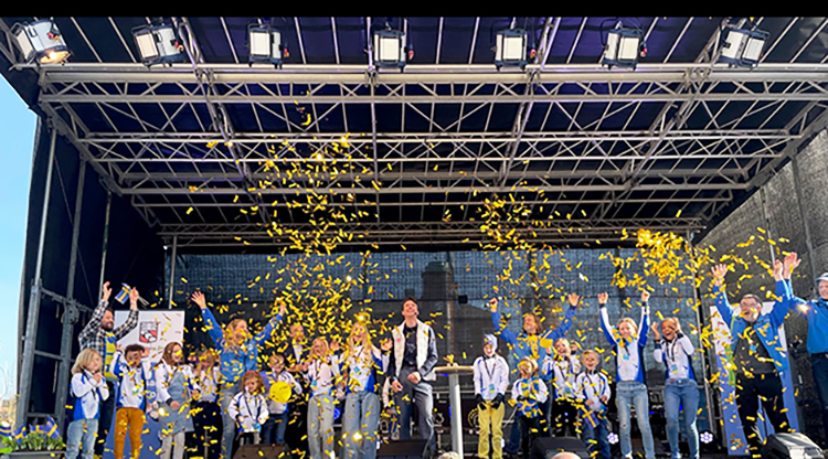 Nils van der Poel hyllas på torget