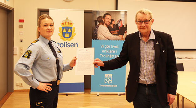 Jenny Wester, Lokalpolisområdeschef i Östra Fyrbodal, och Paul Åkerlund, kommunstyrelsens ordförande i Trollhättans Stad, med det undertecknade Medborgarlöftet för Trollhättan 2021.