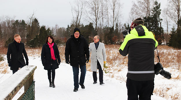 Peter Eriksson, Helena Kortered, Paul Åkerlund och Said Niklund gläds åt överenskommelsen med det tyska bolaget SAP som innebär att ett datacenter på Stallbacka kan bli verklighet.    