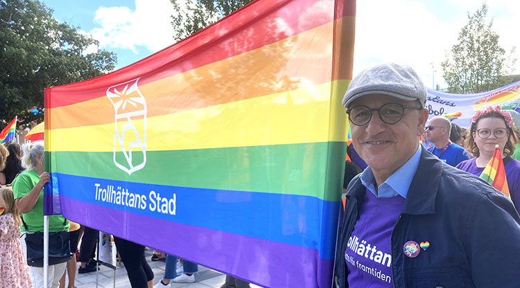 Trollhättans Stad under Trollhättan Pride 2022, där bland annat stadsdirektör Said Niklund (närmast i bild) deltog i pridetåget.