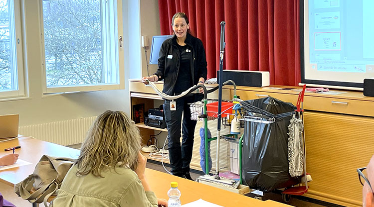 Teamledare Christine Persson genomför PRYL-utbildning på Returen.