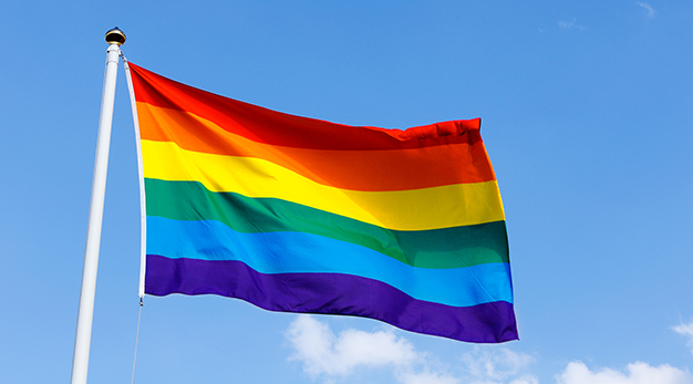 Prideflaggan mot den blå himlen