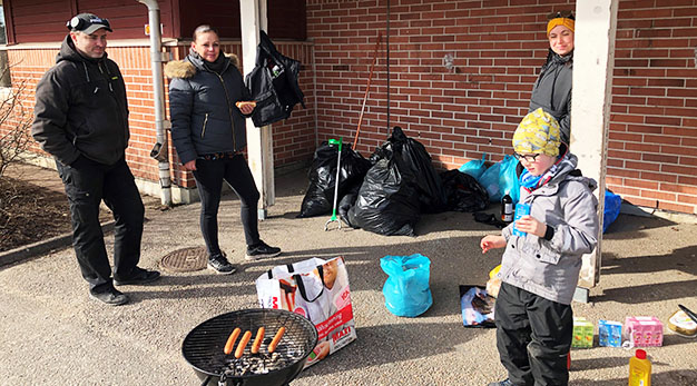 Skräpplockardagen i Velanda avslutades med gemensam korvgrillning.