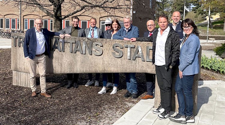 Representanter från Trollhättans Stad och Stenhaga utanför stadshuset i Trollhättan. 