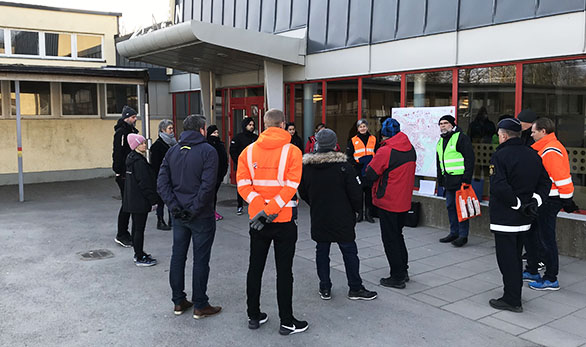 Personer uppställda inför en trygghetsrond i Trollhättan.