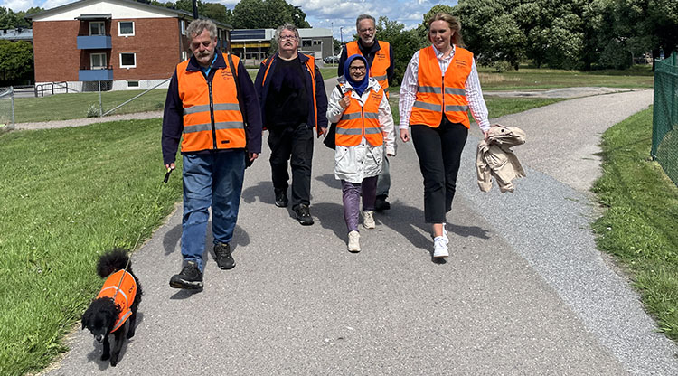 Trygghetsvandrarna på vandring utomhus