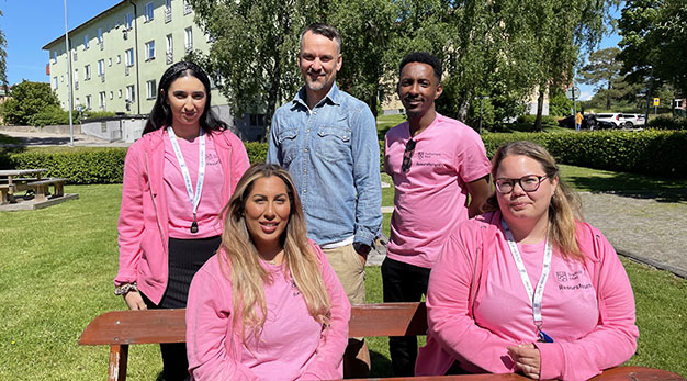 Ungdomscoacherna Sofia, Aia, Mohamed och Jessica tillsammans med teamledare Marcus Larsson (mitten).