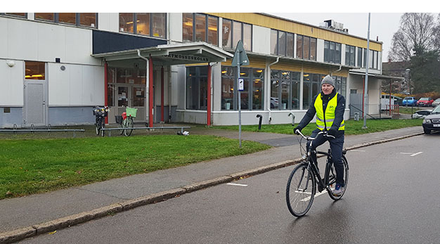 Cyklist utanför Hjortmosseskolan