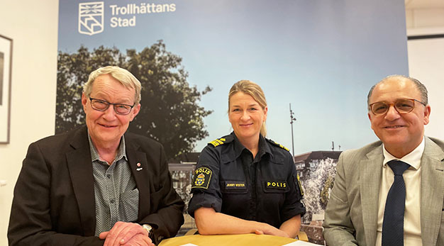 Paul Åkerlund, Jenny Wester och Said Niklund undertecknar åtgärdsplanen för 2022.
