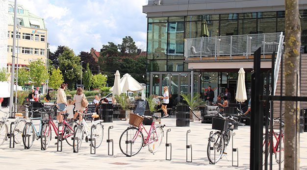 Personer vid torget, sommar. 