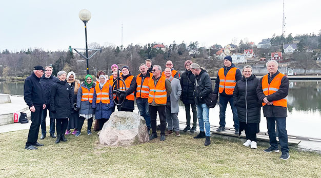 Trygghetsvandrarna i Trollhättan och medlemmar i Torstenssonslogen vid minnesmärket för Götiska förbundets fattigfriskola. 