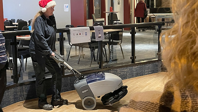 Carina Lindell demonstrerar hur en städmaskin fungerar, vilket var en av flera aktiviteter under Lokalvårdens dag som uppmärksammades i Parkhallen. ”Det är en görviktig dag där vi kan träffas allihopa”, sa Carina.  