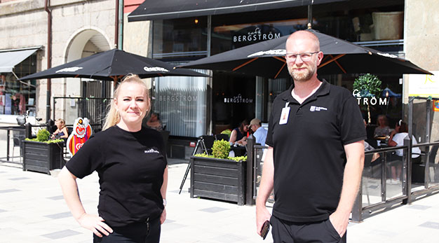 Catrin Bergström och Fredrik Linnarsson framför Café Bergström