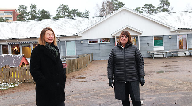Rektorerna Malin Björkman och Christina Thordson framför en av förskolorna i Trollhättans Stad