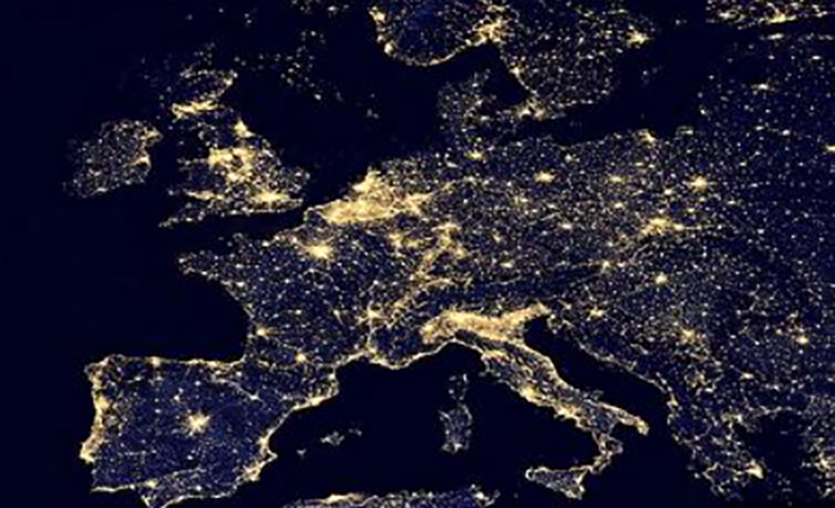 Bild ljus och mörkerbild över Europa