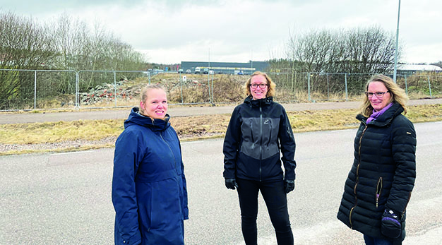 Centralkökets köksmästare Mona Persson El Tagi, utvecklingsledare Anna-Sara Persson och kocken Monica Knutson framför tomten på Överby där det nya produktionsköket ska byggas. 