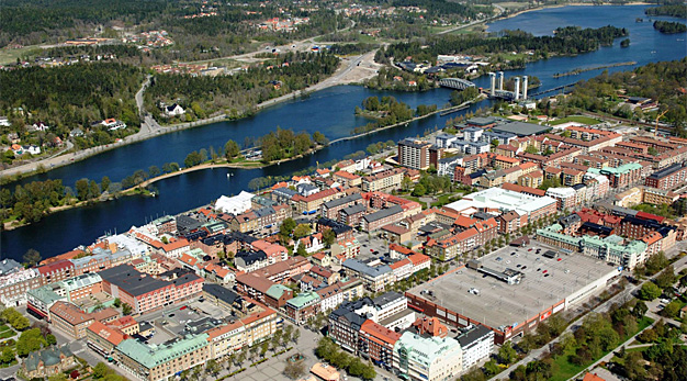 Översiktsbild, flygbild över Trollhättan. I bakgrunden syns älven.
