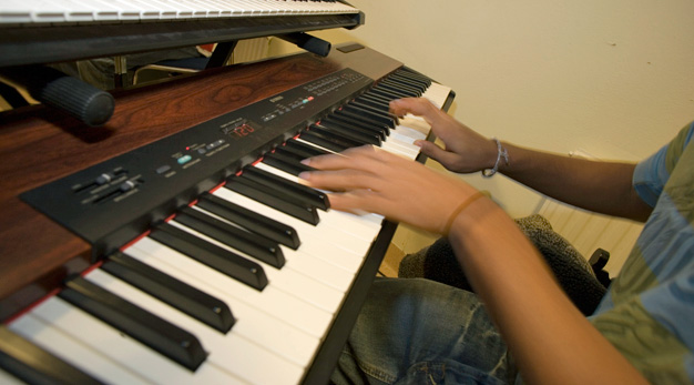 Pianospelande yngre kille