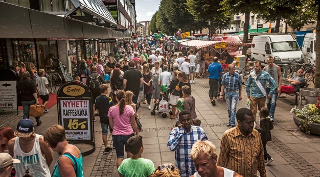 Mingelbild med shopping och massor av människor i city