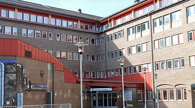 Sommarbild på Stadshusets entré