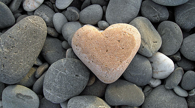Bild på en sten som ser ut som ett hjärta