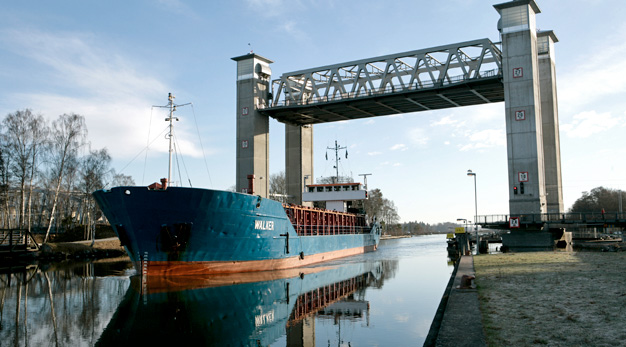 Ett skepp går under Järnvägsbron, centrala Trollhättan 