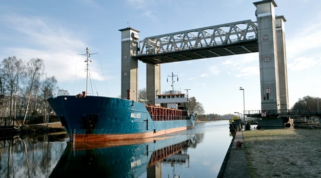 Ett skepp går under Järnvägsbron, centrala Trollhättan