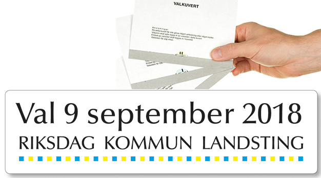 En hand som håller i tre valkuvert