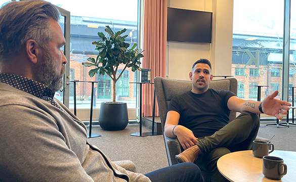 Trollhättans stads upphandlingschef Stefan Griwall och Jano Sahlberg-Issa från företaget Skill i fikasamtal om offentlig upphandling.