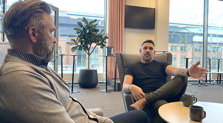 Trollhättans stads upphandlingschef Stefan Griwall och Jano Sahlberg-Issa från företaget Skill i fikasamtal om offentlig upphandling.