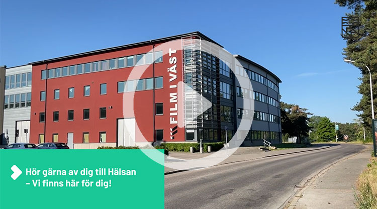 En bild av fasaden på Hälsans lokaler med en playknapp ovanpå.