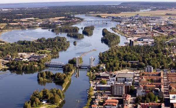 Panorama från hög höjd över Trollhättans vattenleder. Foto.