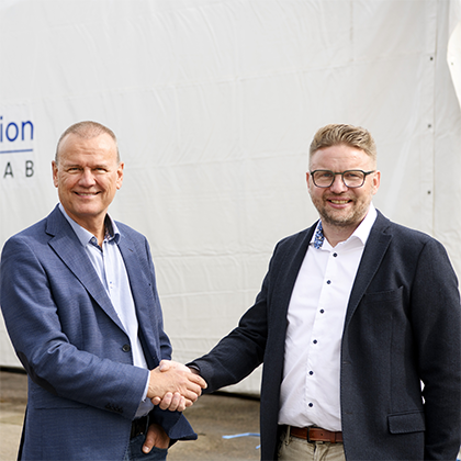 Handslag mellan Recas vd och styrelseordförande från MedicSolution.