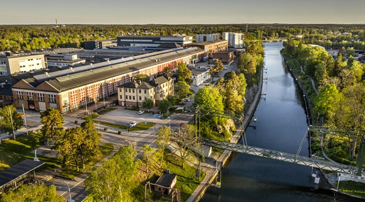 Panorama över Innovatum District med vattnet i förgrunden. Foto.