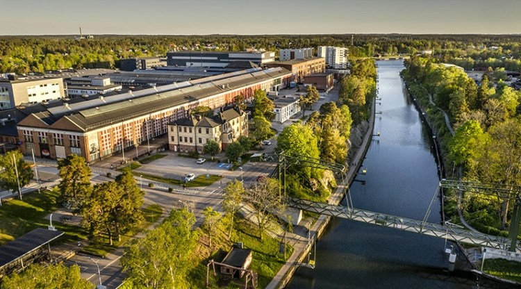 Panorama över Innovatum District med vattnet i förgrunden. Foto.