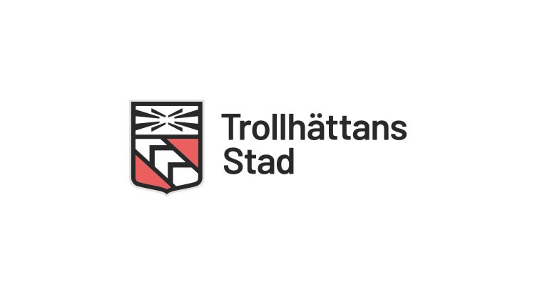 Logtype: Trollhättans Stad. Stadssköldi svart, rött och vitt. Svart text på vit bakgrund. Illustration.