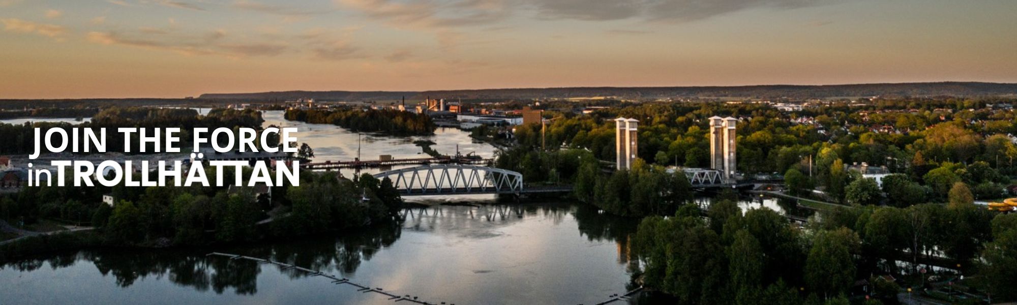 En drönarbild över Trollhättans centrum och olika vattendrag 